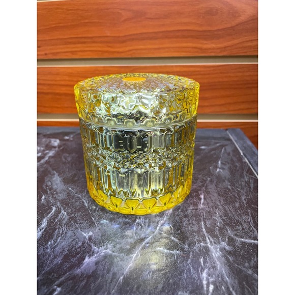 Gilded Cinnamon 8 oz Soy Candle - Picture 3 of 6